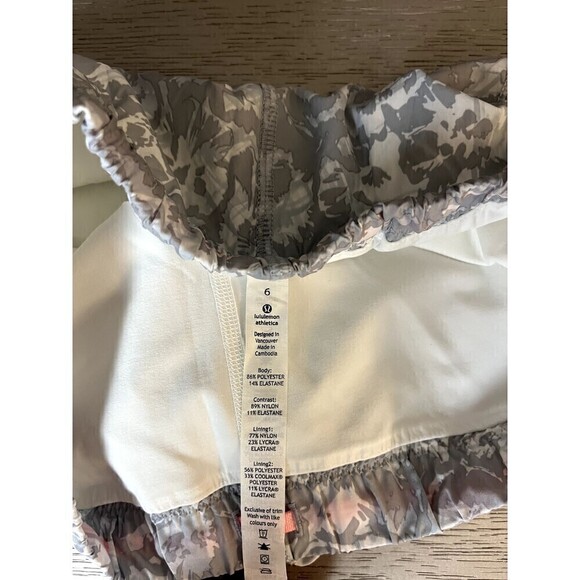 Lululemon Mesh Up Shorts Fleur Sombre White/Silver Size 6 New 2.5" Inseam - Picture 3 of 7